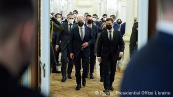 Ο Όλαφ Σολτς γίνεται δεκτός στο προεδρικό μέγαρο το μεσημέρι της Δευτέρας