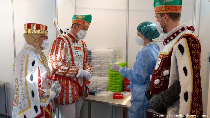 Cologne triumvirate visits vaccination center. 12.2.2022.