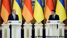 Bundeskanzler Olaf Scholz (SPD, l) und Wolodymyr Selenskyj, Präsident der Ukraine, geben im Marienpalast nach einem gemeinsamen Treffen eine Pressekonferenz. Thema des gemeinsamen Gesprächs sollte die Ukraine-Krise sein. Rein formal ist es sein Antrittsbesuch als Kanzler. +++ dpa-Bildfunk +++