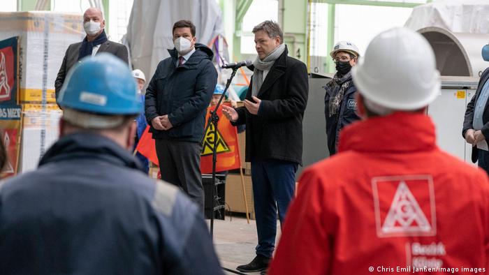 Deutschland Wismar | Wirtschaftsminister Robert Habeck besucht MV Werft 
