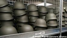 Helme in verschiedenen Größen liegen für eingezogene Wehrdienstpflichtige zur Anprobe in einem Regal in der Kleiderkammer bereit, aufgenommen am Montag (04.04.2005) in der Knüll Kaserne in Schwarzenborn (Schwalm-Eder-Kreis). Foto: Frank May dpa/lhe +++(c) dpa - Report+++