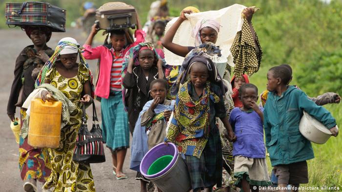 Les habitants de Kibumba marchent vers Goma pour fuir les combats dans la région, dans l’Est de la RDC