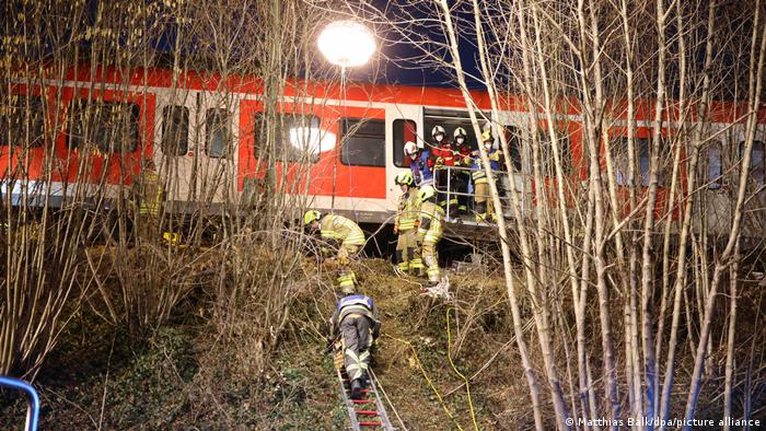 Germany: 1 killed, over a dozen injured in train collision near Munich |  News | DW | 14.02.2022
