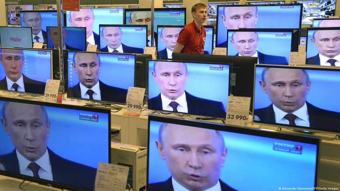 Lik Vladimira Putina na TV ekranima u trgovini