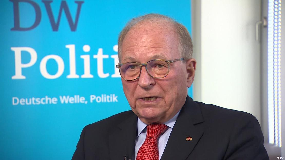 Wolfgang Ischinger im Gespräch mit der Deutschen Welle, im Hintergrund ist der Schriftzug "DW Politik" zu erkennen