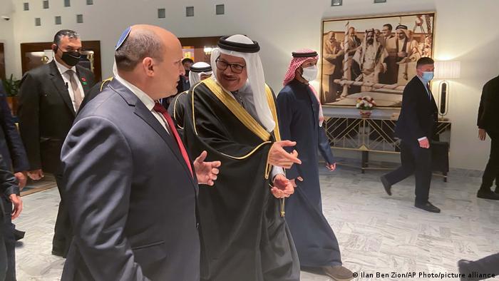 Izraelski premijer Bennett u razgovoru s bahreiniskim ministrom vanjskih poslova Abdullatifom bin Rashid Al Zayanijem prilikom posjete Bahreinu (14.2.2022.) 