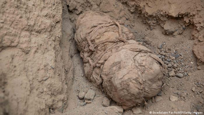 Imagen de una de las momias de niños encontradas en Cajamarquilla.