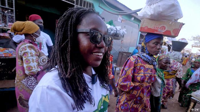 Die Gründerin der NGO Agrihouse Foundation, Alberta Nana Akyaa Akosa, auf einem Markt in Ghana 