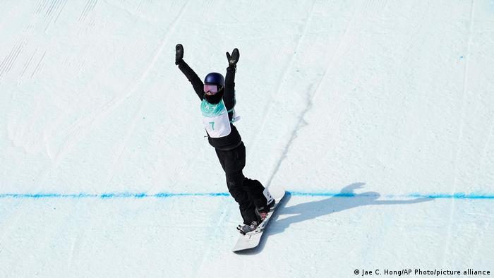 Rakúska zlatá medailistka Anna Jacir reaguje na jej beh počas finále ženského krasokorčuľovania na Zimných olympijských hrách 2022