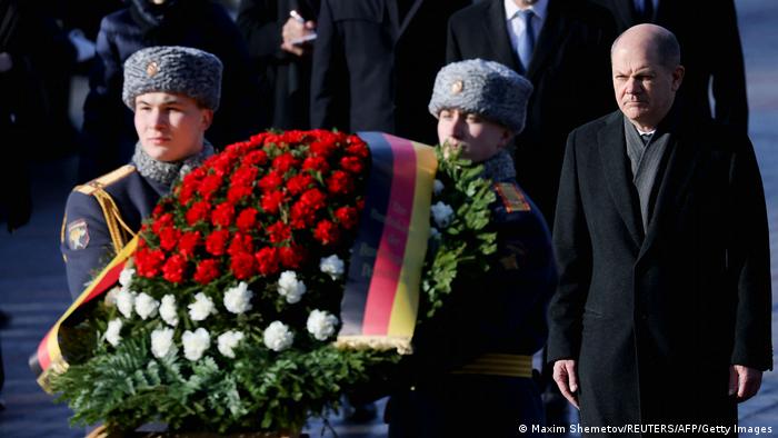 El Canciller alemán Olaf Scholz (der.) participa en la ceremonia de colocación de una corona de flores en la Tumba del Soldado Desconocido junto al Muro del Kremlin en Moscú