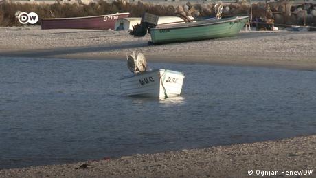 Лодка в морето. На плаж във Варна.