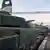 Vehículos militares rusos cargados en andamios tras finalizar ejercicios militares en el sur de Rusia.