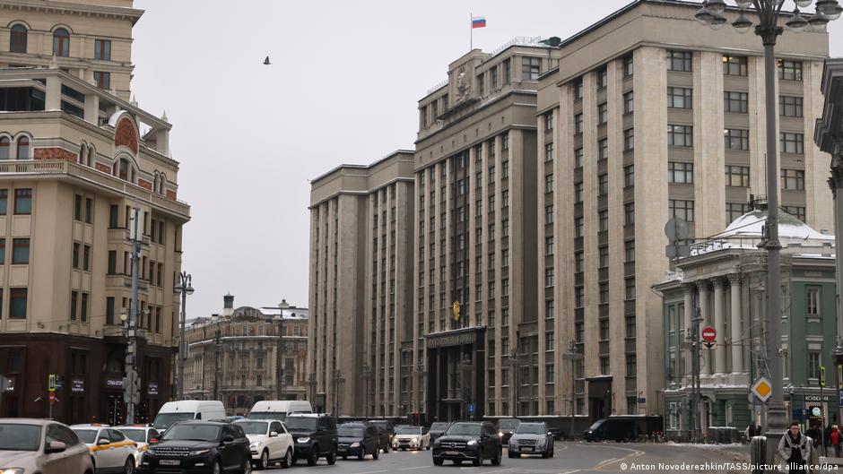 Госдума одобрила новые запреты для уехавших россиян-оппозиционеров
