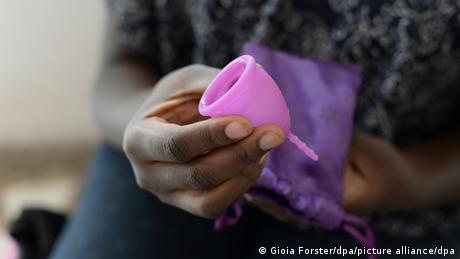 woamn holding menstruation cup