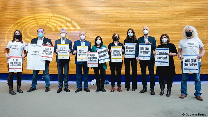 Diputados del Parlamento Europeo se manifestaron, en Estrasburgo, mostrando nombres de desaparecidos y asesinados en Colombia.