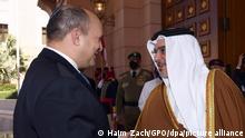 Salman bin Hamad bin Isa Al Chalifa (r), Kronprinz und Premierminister von Bahrain, empfängt Naftali Bennett, Ministerpräsident von Israel, im Al-Qudaibiya-Palast vor ihrem gemeinsamen Treffen. Bennett reiste am 14.02.22 zu einem historischen Besuch nach Bahrain. Nach israelischen Angaben ist dies der erste offizielle Besuch eines israelischen Ministerpräsidenten in dem Golfkönigreich. +++ dpa-Bildfunk +++