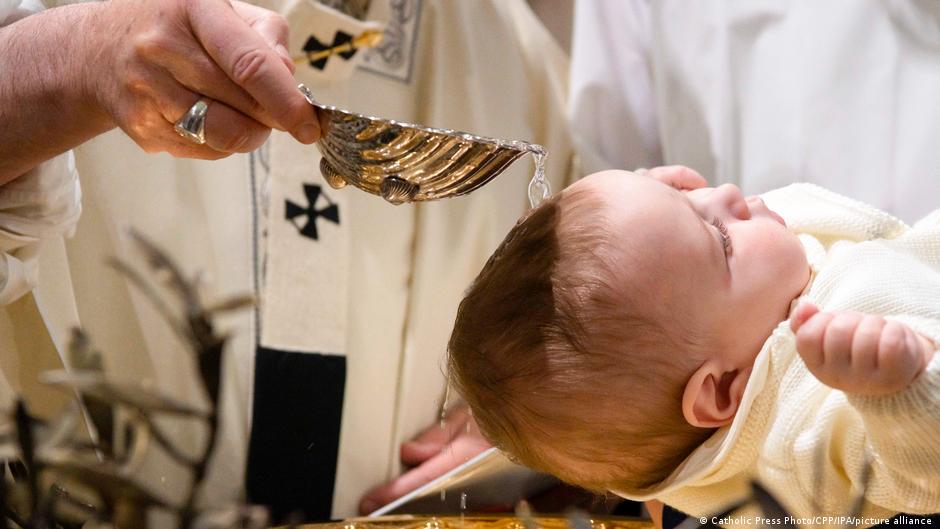 Thousands may need baptism renewal after US priest errs for 26 years | News | DW | 16.02.2022