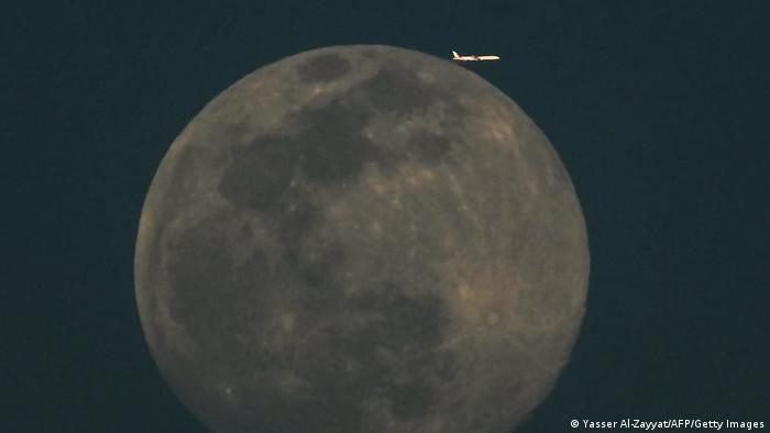 Ova fotografija ogromnog Meseca i sićušnog putničkog aviona snimljena je sinoć iz Kuvajta. Deluje kao da je avion upravo poleteo sa Meseca.
