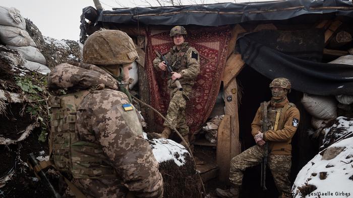 Soldados ucranianos en Verkhnotoretske, en el frente del Donbás, fotografiados el pasado 7 de febrero.