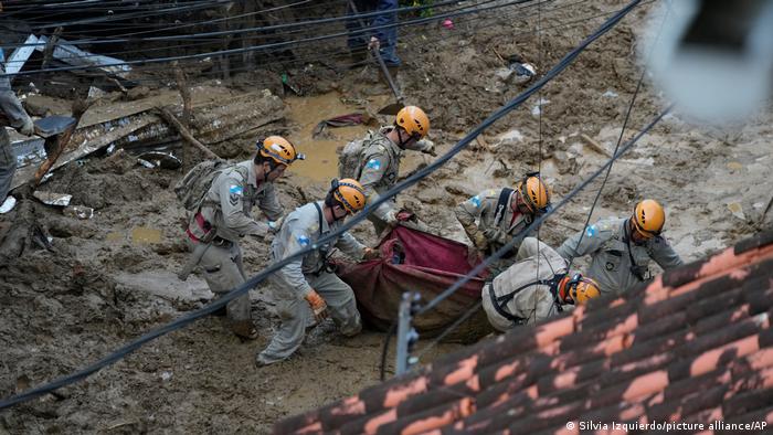 Un equipo de rescate lleva el cuerpo de una que murió en un deslizamiento de tierra en Petrópolis, Brasil (16.02.2022)