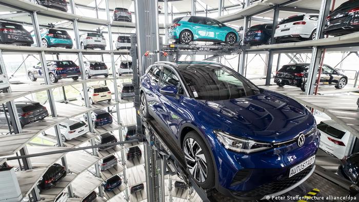 Ein blaues, neues Elektroauto steht im Präsentationsturm von Volkswagen in Wolfsburg.