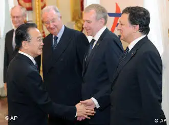 温家宝与欧盟理事会常任主席范龙陪和欧委会主席巴罗佐在亚欧峰会上