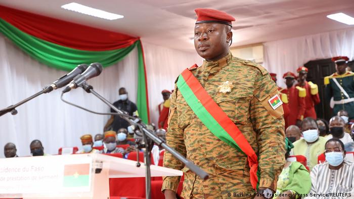 Tenente-coronel Paul-Henri Sandaogo Damiba foi investido como Presidente do Burkina Faso a 16 de fevereiro de 2022