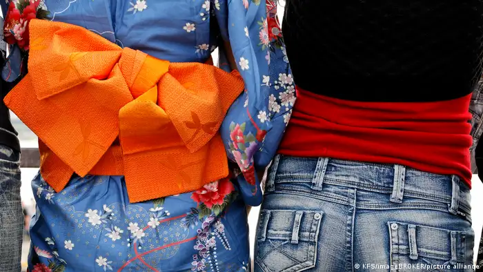 Japan Frau mit Kimono und Jeans