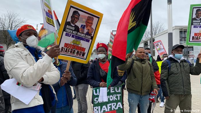 Nigerianer demonstrieren in Bonn auf dem UN-Campus für die Freilassung von Nnamdi Kanu (16.02.2022)