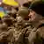 Batalhão feminino perfilado em meio a bandeiras ucranianas. Neutralidade com desmilitarização é modelo que não serve à Ucrânia, diz historiador