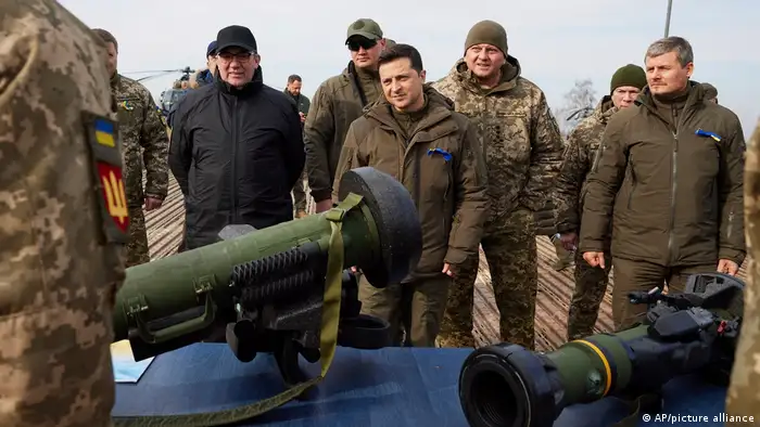 2022年2月16日，乌克兰总统泽连斯基在乌克兰北部罗夫诺视察军事演习