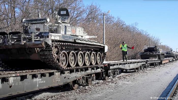 16 Şubat'ta Rusya Savunma Bakanlığı tarafından paylaşılan videodan alınan bu fotoğrafta, Rus tanklarının, Ukrayna sınırındaki tatbikatların ardından kalıcı üslerine geri dönüş hazırlığı içinde olduğu görülüyor. Ancak ABD, Rusya'nın asker çektiği yönündeki haberlerin doğru olmadığını savunuyor.
