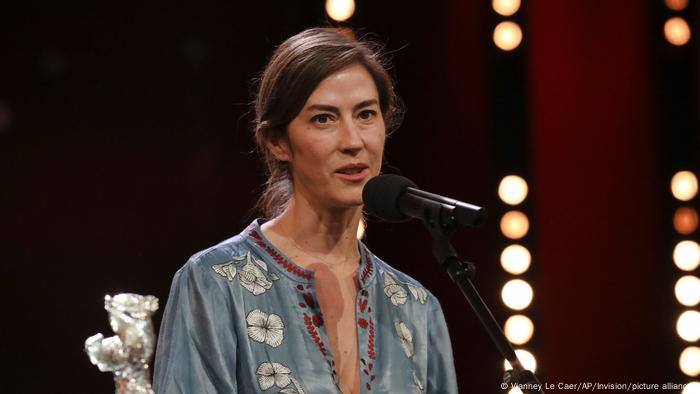 Natalia López Gallardo mit dem Silbernen Bären am Rednerpult Natalia López Gallardo mit dem Silbernen Bären am Rednerpult
