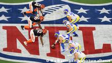 (220214) -- LOS ANGELES, Feb. 14, 2022 (Xinhua) -- Players compete during the NFL Super Bowl LVI match between Cincinnati Bengals and Los Angeles Rams at SoFi Stadium in Los Angeles, the United States, Feb. 13, 2022. (Xinhua)