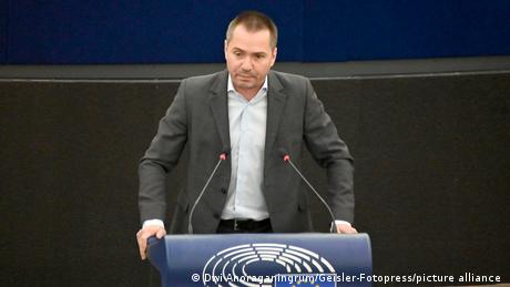 Дали евродепутатът Ангел Джамбазки познава историята и дали е имал