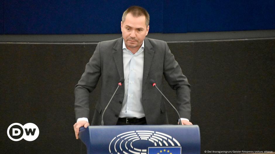 Български депутат направи нацистки поздрав в Европейския парламент |  Новини |  DW