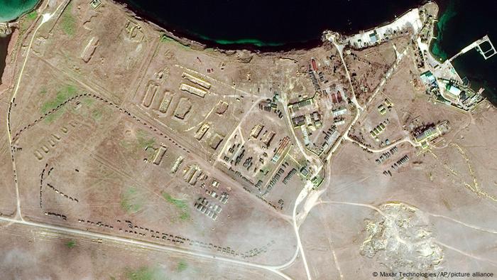 Сателитна снимка показва военно оборудване на полуостров Крим