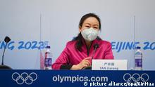 Yan Jiarong, Sprecherin des Pekinger Organisationskomitees für die Olympischen und Paralympischen Winterspiele 2022 (BOCOG), spricht während einer Pressekonferenz im Hauptmedienzentrum für die Olympischen Winterspiele 2022. Die Olympischen Winterspiele in Peking finden vom 04.-20.02.2022 unter strengen Corona-Auflagen statt. +++ dpa-Bildfunk +++