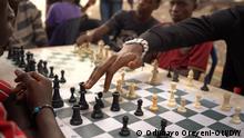 Projeto na Nigéria transforma lugares perigosos em salas de aula de xadrez