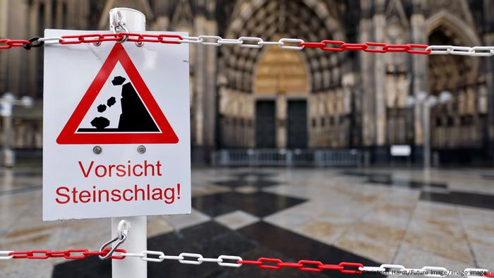 Warning sign at Cologne Cathedral