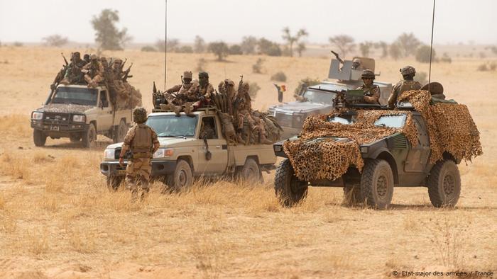 Militaires de l'opération Barkhane en patrouille dans le nord du Mali