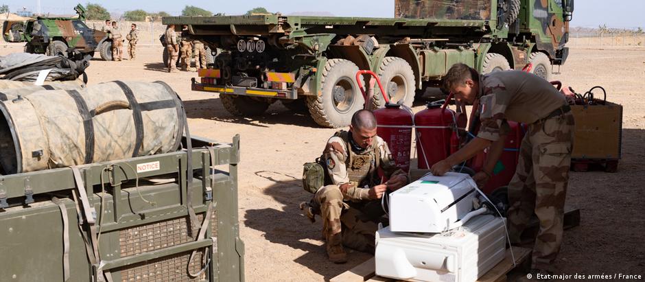 Des soldats de l'opération Barkhane préparent une palette d'équipement