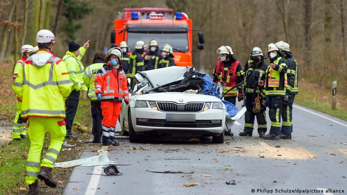 Sturmtief Ylenia - Bad Bevensen - Einsatzkräfte stehen an einer Unfallstelle