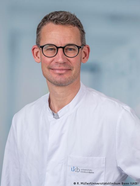 Porträt von Dr. Christoph Bosecke, Oberarzt der Infektiologie am Universitätsklinikum Bonn.