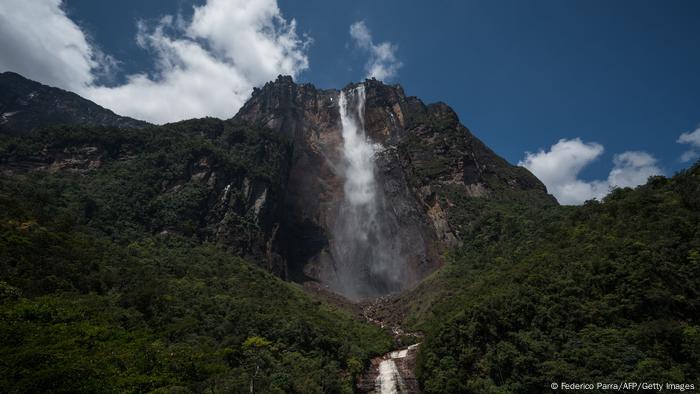 En la cima de los tepuy, Monumentos Naturales para la ley venezolana, nacen ríos y cataratas como el Salto Ángel, la caída de agua en cascada más alta del planeta. 