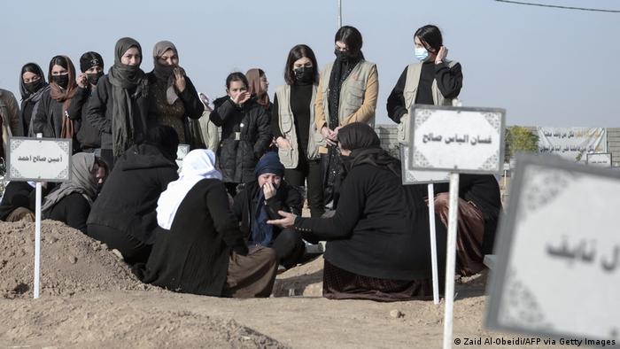 Jezidi na jednoj sahrani žrtava IS