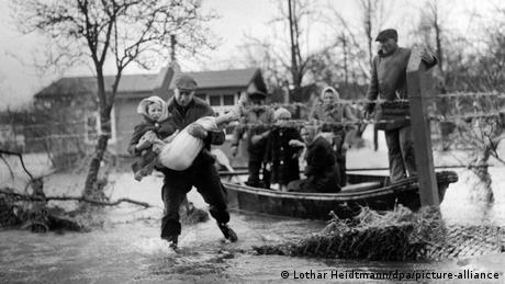 Преди 60 години Хамбург преживява тежка катастрофа наводнение опустошава улици
