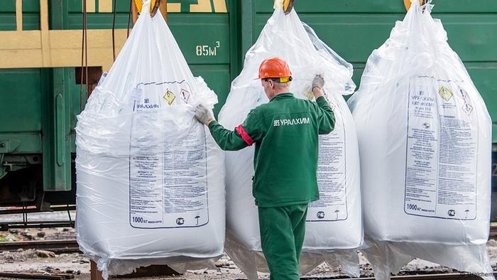 Rus gübre üreticisi Uralchem'de gübre çuvallarını nakilye için hazırlayan bir işçi