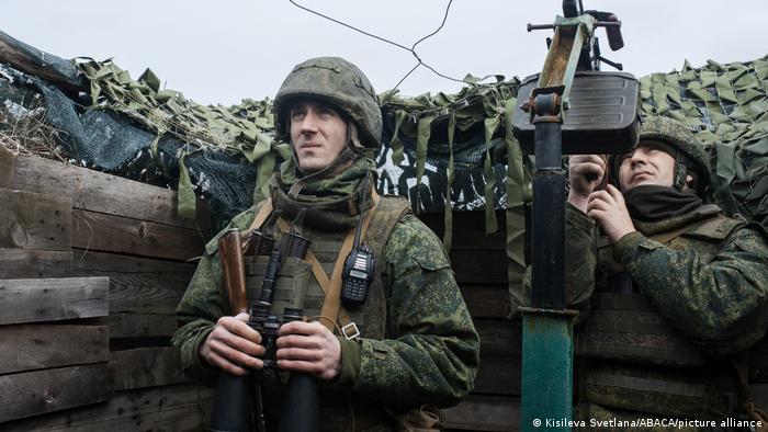 Prajurit pro-Rusia di pos pengamatan mengawasi drone pada posisi milisi rakyat Republik Rakyat Donetsk, Donbas, Ukraina