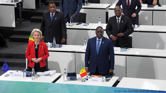 EU-Kommissionspräsidentin Ursula von der Leyen, Senegals Präsident Macky Sall und weitere afrikanische Staatschefs stehen an Pulten, neben von der Leyen eine EU-Flagge